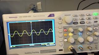 Using a Tektronix oscilloscope [upl. by Assereht]