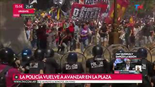 Así avanzan los manifestantes sobre el Congreso enfrentando a la Policía [upl. by Glennis]