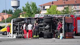 Melegnano autobotte vigili del fuoco ribaltata interviene gru per rimuoverla [upl. by Tram]