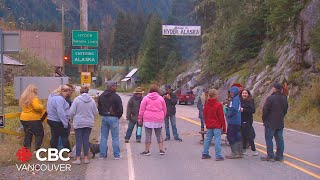 CanadaUS border towns fight for right to bubble together [upl. by Natsirk784]