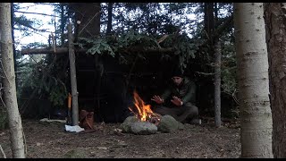 Rifugio di fortuna nel bosco  Building a survival shelter [upl. by Nelyt]