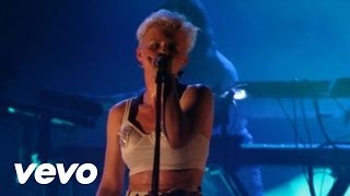 Robyn  Dancing On My Own Live From The Trocadero [upl. by Suedama]