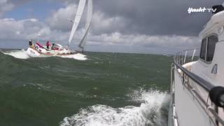 Raues Wetter Motorboot gegen Segelyacht bei Sturm [upl. by Lecia]